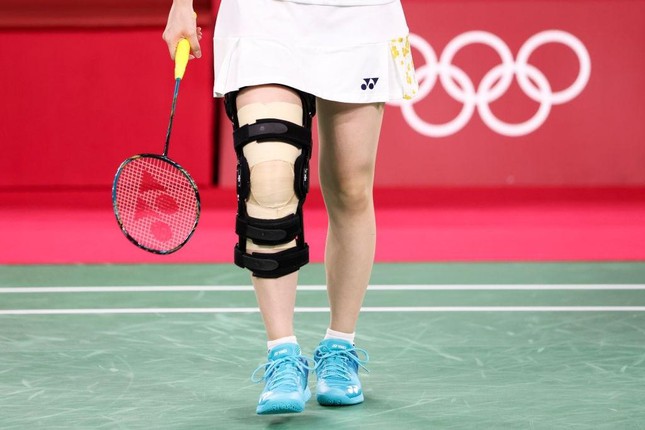 Tay vợt số 1 thế giới Sayaka Hirota đứt dây chằng vẫn cố nẹp chân ra sân - Ảnh 1.