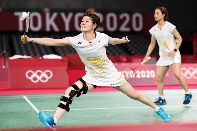 Tay vợt số 1 thế giới Sayaka Hirota đứt dây chằng vẫn cố nẹp chân ra sân - Ảnh 2.