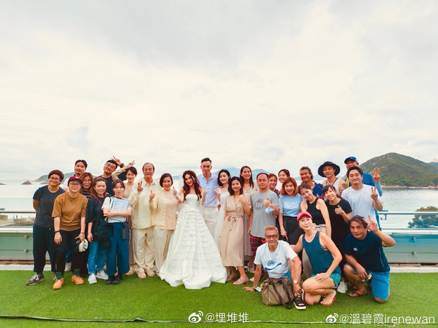 Đát Kỷ Ôn Bích Hà gây xôn xao với hình ảnh mặc váy cưới bốc lửa ở tuổi 55, netizen tranh cãi dữ dội - Ảnh 1.