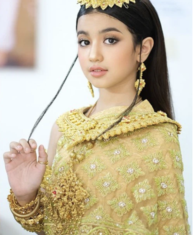 Viên ngọc quý của Hoàng gia Campuchia: Tiểu công chúa với vẻ đẹp lai cực phẩm dù mới 10 tuổi, soi thành tích chỉ biết xuýt xoa quốc bảo - Ảnh 4.