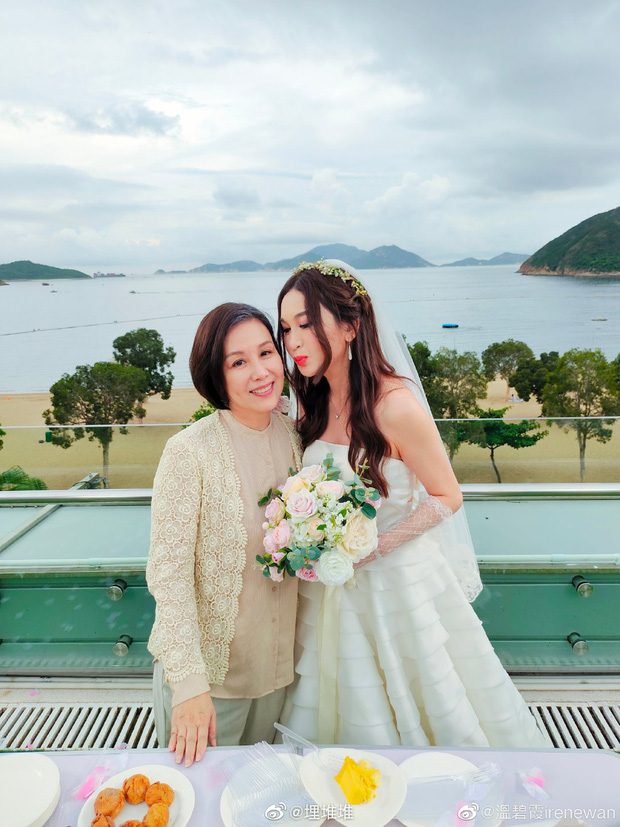 Đát Kỷ Ôn Bích Hà gây xôn xao với hình ảnh mặc váy cưới bốc lửa ở tuổi 55, netizen tranh cãi dữ dội - Ảnh 3.