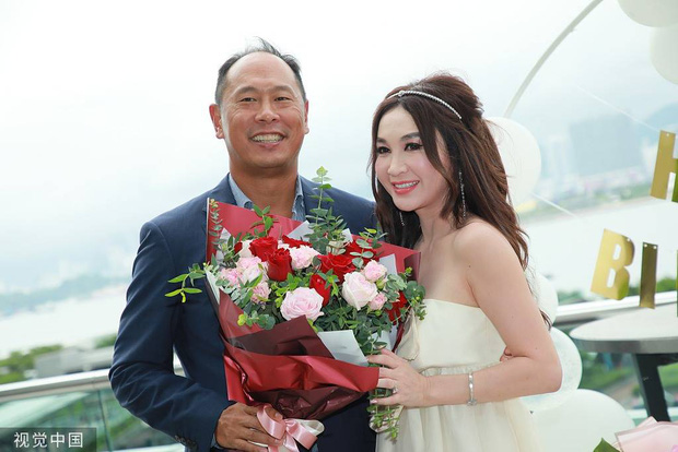 Đát Kỷ Ôn Bích Hà gây xôn xao với hình ảnh mặc váy cưới bốc lửa ở tuổi 55, netizen tranh cãi dữ dội - Ảnh 4.
