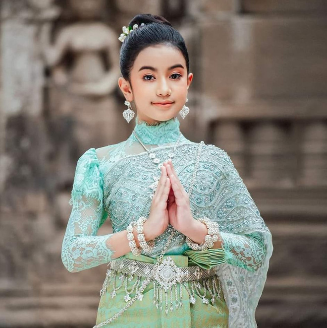 Viên ngọc quý của Hoàng gia Campuchia: Tiểu công chúa với vẻ đẹp lai cực phẩm dù mới 10 tuổi, soi thành tích chỉ biết xuýt xoa quốc bảo - Ảnh 9.