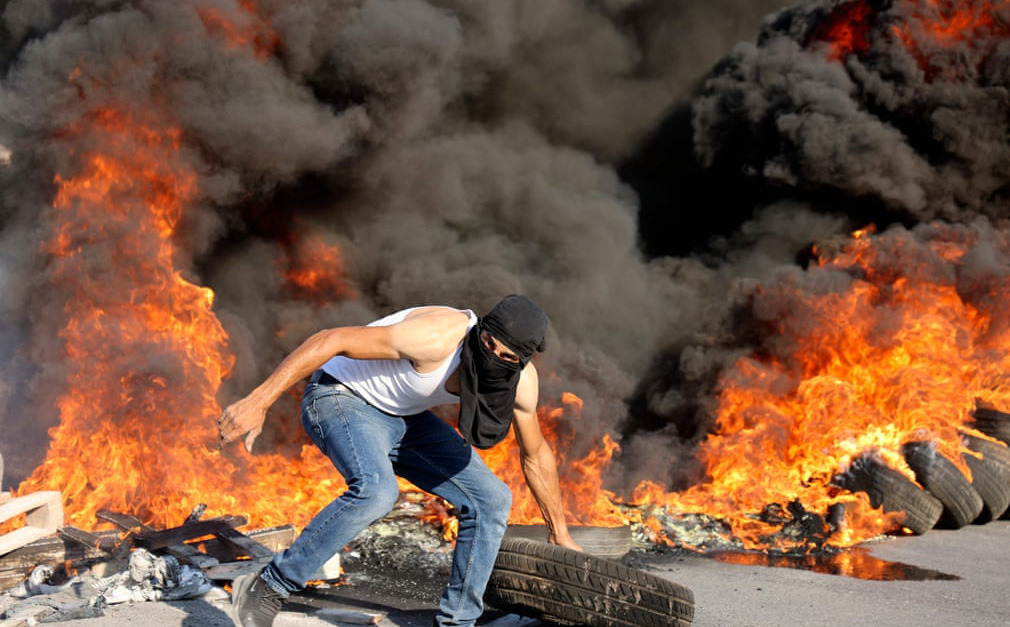 24h qua ảnh: Người Palestine đốt lốp xe khi đụng độ với binh sĩ Israel