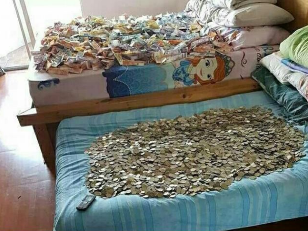 Dọn giường phát hiện thấy chiếc đệm trong nhà trọ có vấn đề, lật lên kiểm tra, đôi tình nhân trẻ choáng váng khi thấy những thứ ở bên trong - Ảnh 2. Dọn giường phát hiện thấy chiếc đệm trong nhà trọ có vấn đề, lật lên kiểm tra, đôi tình nhân trẻ choáng váng khi thấy những thứ ở bên trong - Ảnh 2.