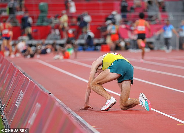 Xúc động khoảnh khắc VĐV đổ gục vì kiệt sức vẫn cố gắng gượng dậy hoàn tất phần thi tại Olympic Tokyo - Ảnh 3.