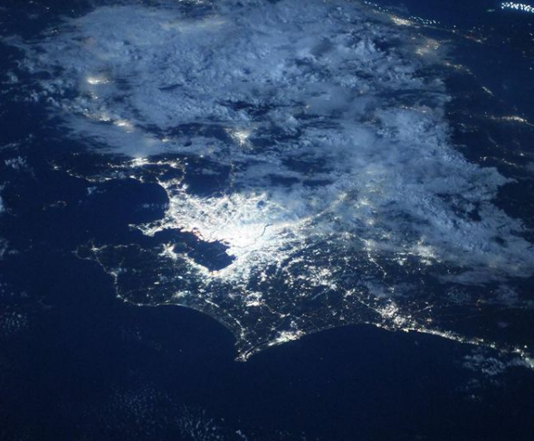 NASA chia sẻ hình ảnh về Tokyo từ Trạm vũ trụ quốc tế ISS - Ảnh 1.