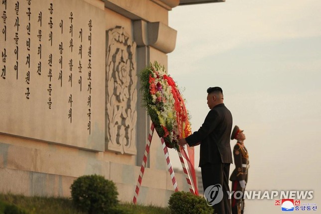  Báo phương Tây đồn ông Kim Jong-un tiếp tục giảm cân vì ‘gầy đi trông thấy’  - Ảnh 2.