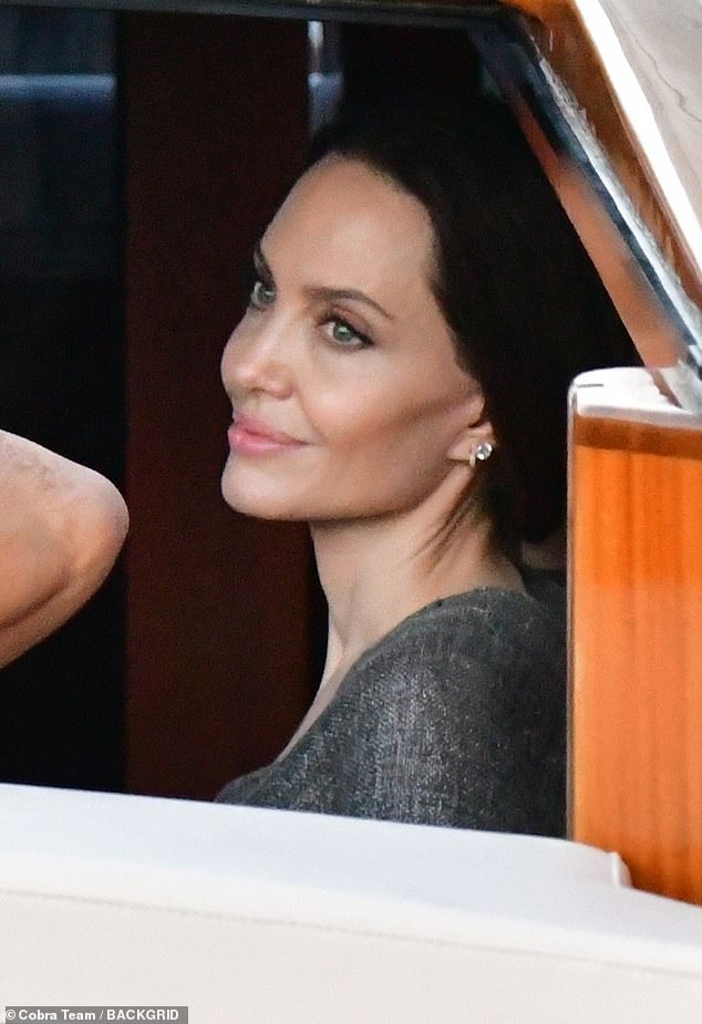 Angelina Jolie đại náo nước Ý: Lộ chân gân guốc da bọc xương nhưng visual kinh diễm cân tất, át cả ái nữ khổng lồ Shiloh - Ảnh 4.