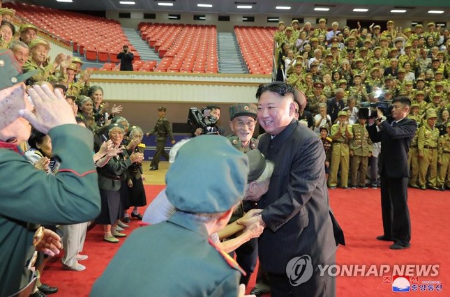  Báo phương Tây đồn ông Kim Jong-un tiếp tục giảm cân vì ‘gầy đi trông thấy’  - Ảnh 4.