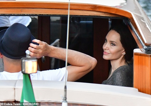 Angelina Jolie đại náo nước Ý: Lộ chân gân guốc da bọc xương nhưng visual kinh diễm cân tất, át cả ái nữ khổng lồ Shiloh - Ảnh 5.