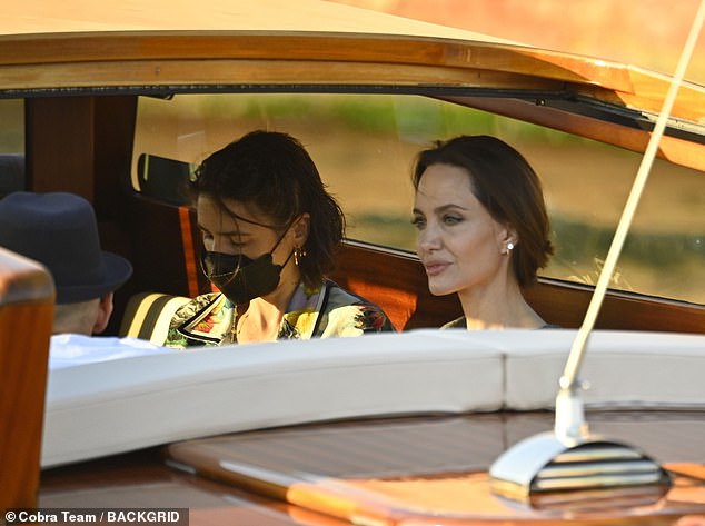 Angelina Jolie đại náo nước Ý: Lộ chân gân guốc da bọc xương nhưng visual kinh diễm cân tất, át cả ái nữ khổng lồ Shiloh - Ảnh 7.