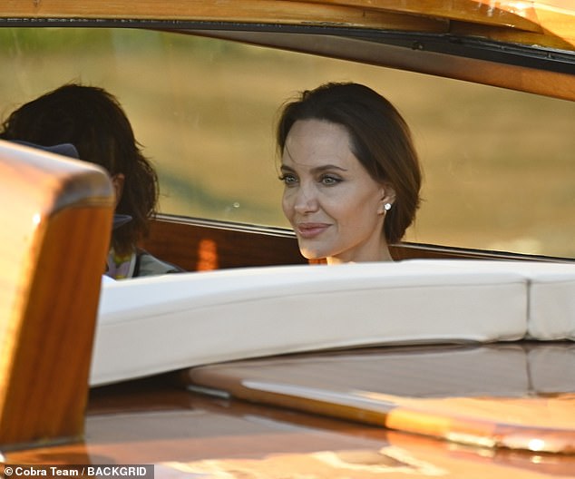 Angelina Jolie đại náo nước Ý: Lộ chân gân guốc da bọc xương nhưng visual kinh diễm cân tất, át cả ái nữ khổng lồ Shiloh - Ảnh 8.