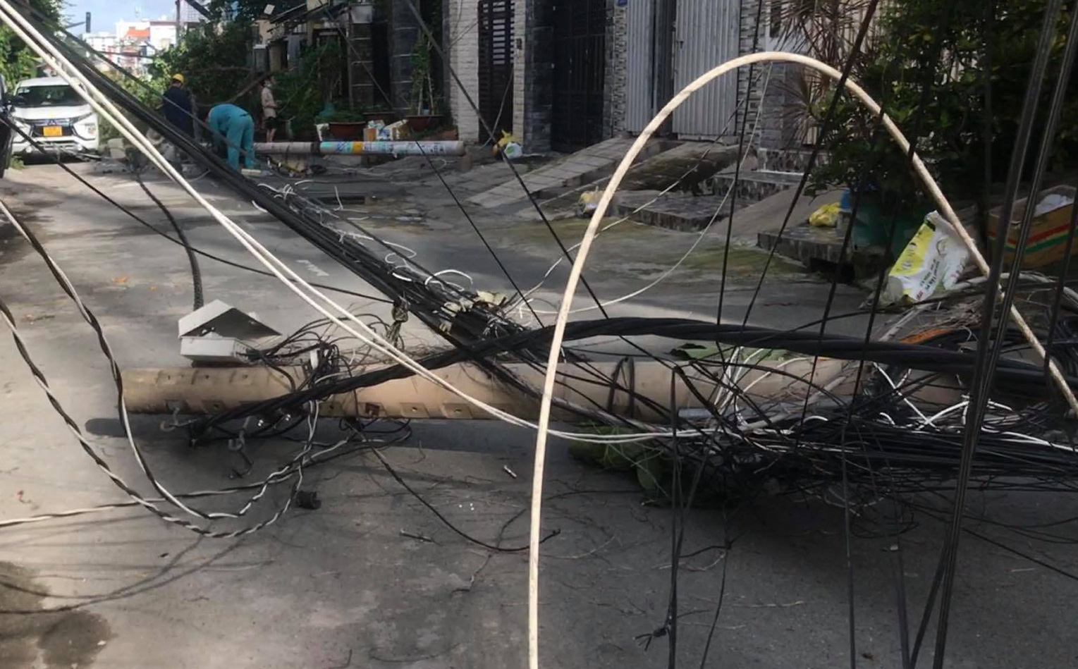 Xe đầu kéo kéo đổ hàng loạt trụ điện ở Sài Gòn, nhiều nhà dân mất điện lúc rạng sáng