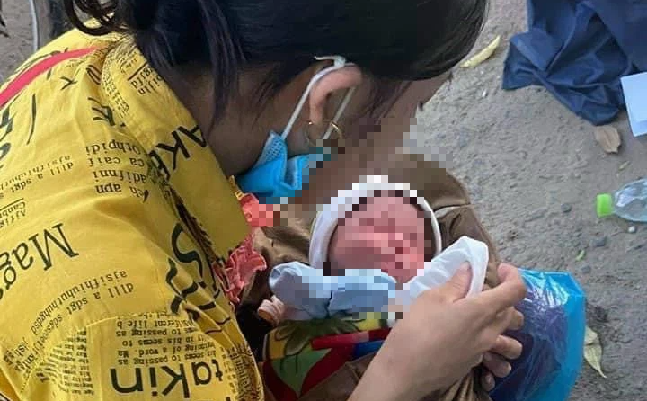Vợ chưa cắt chỉ vết mổ cùng chồng và con sơ sinh vượt hơn 1.300 km về quê bằng xe máy: "Nhìn thương vô cùng"