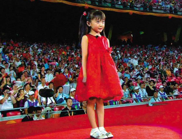 13 năm sau vụ hát nhép chấn động, “thiên thần Olympic Bắc Kinh” ngày nào bất ngờ thu hút sự chú ý với nhan sắc hiện tại - Ảnh 1.