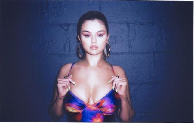 Diện bikini lộ bụng mỡ, Selena Gomez vẫn được khen nức nở vì quá bốc lửa’ - Ảnh 2.