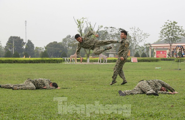 Xem lính Đặc công Quân khu 1 rèn ‘bản lĩnh thép’ - Ảnh 4.