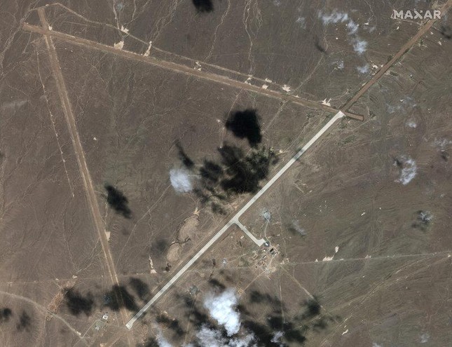 Ảnh chụp từ vệ tinh cho thấy Trung Quốc mở rộng sân bay bí ẩn trong sa mạc - Ảnh 1.