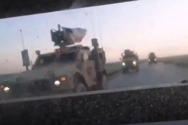 Video cuộc đua kịch tính ở Syria: Xe bọc thép Mỹ tông trực diện xe Nga và cái kết “xé toạc” - Ảnh 1.