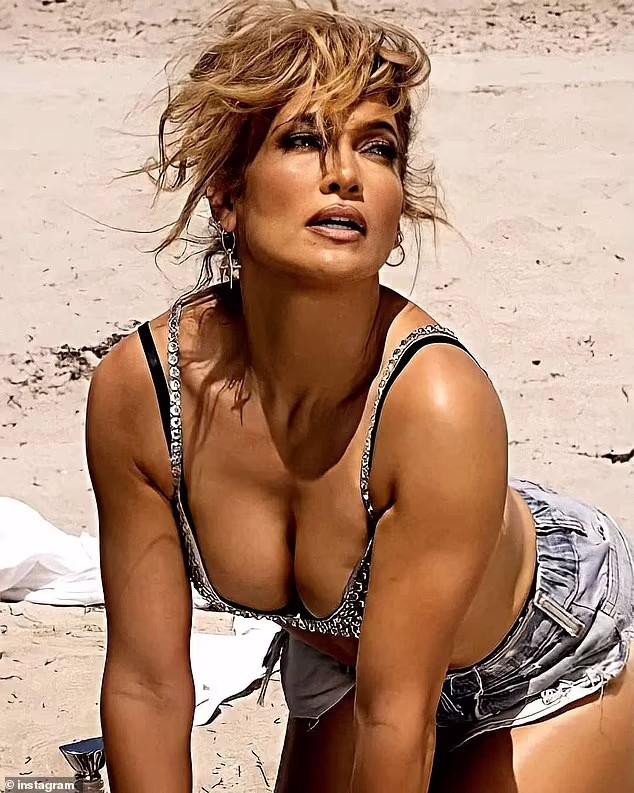 Jennifer Lopez ‘bốc lửa’ với bikini trên biển, U60 mà như mới ngoài ba mươi - Ảnh 1.
