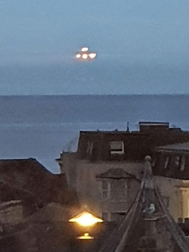 Bất ngờ chạm trán UFO phát sáng lơ lửng trên bờ biển rồi đột ngột biến mất - Ảnh 1.