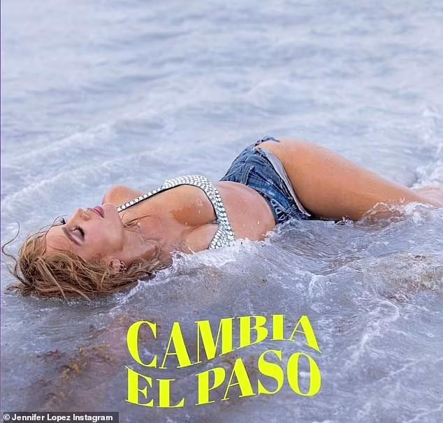 Jennifer Lopez ‘bốc lửa’ với bikini trên biển, U60 mà như mới ngoài ba mươi - Ảnh 3.