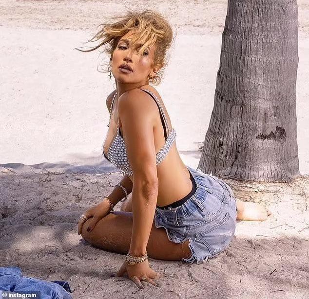 Jennifer Lopez ‘bốc lửa’ với bikini trên biển, U60 mà như mới ngoài ba mươi - Ảnh 4.