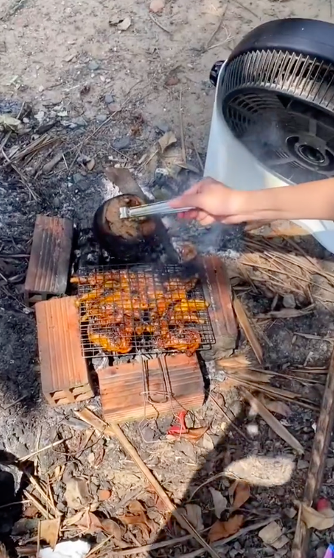 Nhóm bạn nhồi thịt gà trong trái dừa rồi đem đi nướng đến cháy đen, lúc bổ ra thì ai cũng ngã ngửa với thành quả - Ảnh 1.