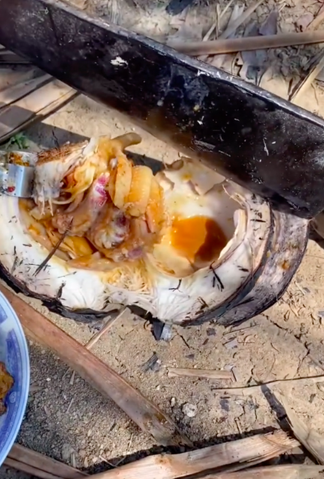 Nhóm bạn nhồi thịt gà trong trái dừa rồi đem đi nướng đến cháy đen, lúc bổ ra thì ai cũng ngã ngửa với thành quả - Ảnh 4.