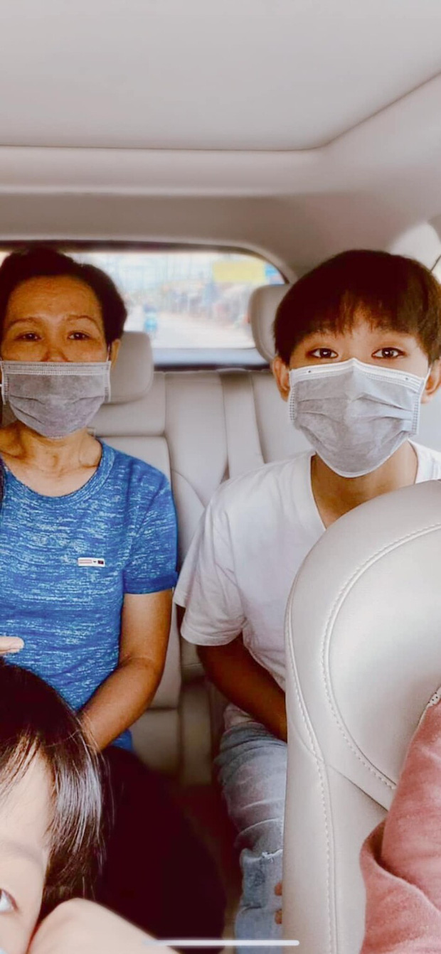 Rầm rộ hình ảnh Hồ Văn Cường được mẹ ruột đưa đi làm thủ tục trước ngày thi tốt nghiệp THPT - Ảnh 2. Rầm rộ hình ảnh Hồ Văn Cường được mẹ ruột đưa đi làm thủ tục trước ngày thi tốt nghiệp THPT - Ảnh 2.
