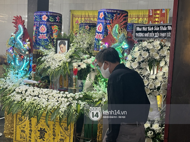 Tang lễ cố diễn viên Đức Long: Diễn ra trong vắng lặng, bố mẹ ngồi thất thần, Cao Thái Hà xúc động chia sẻ về người bạn quá cố - Ảnh 3. Tang lễ cố diễn viên Đức Long: Diễn ra trong vắng lặng, bố mẹ ngồi thất thần, Cao Thái Hà xúc động chia sẻ về người bạn quá cố - Ảnh 3.