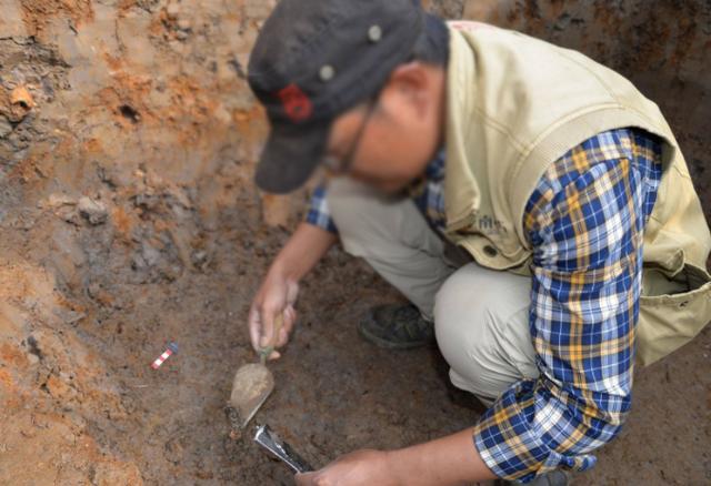 Người nông dân hào hứng đào móng cho ngôi nhà, nhưng càng đào càng thấy lạ: Bỗng nhiên chạm vào vật thể khiến người gan lì cũng phải run rẩy - Ảnh 1. Người nông dân hào hứng đào móng cho ngôi nhà, nhưng càng đào càng thấy lạ: Bỗng nhiên chạm vào vật thể khiến người gan lì cũng phải run rẩy - Ảnh 1.
