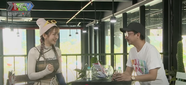  Lê Bống hồn nhiên hỏi bạn cùng chơi gameshow sao học dốt thế” vì trả lời sai số Pi - Ảnh 2.