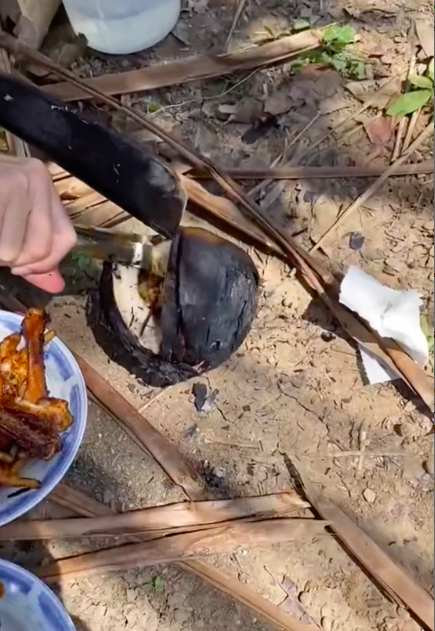 Nhóm bạn nhồi thịt gà trong trái dừa rồi đem đi nướng đến cháy đen, lúc bổ ra thì ai cũng ngã ngửa với thành quả - Ảnh 3.