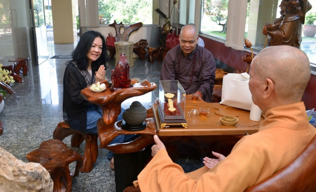 Lộ diện người vợ tào khang kín tiếng phía sau tỷ phú Hồ Hùng Anh: Sở hữu khối tài sản hơn 10.000 tỷ đồng, là 1 trong 3 vị phu nhân giàu nhất sàn chứng khoán - Ảnh 2.