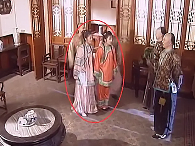 Hoàn Châu Cách Cách bị bắt bài phân biệt đối xử Tử Vy và Tiểu Yến Tử, sau 23 năm mới thấy rõ chi tiết này! - Ảnh 4. Hoàn Châu Cách Cách bị bắt bài phân biệt đối xử Tử Vy và Tiểu Yến Tử, sau 23 năm mới thấy rõ chi tiết này! - Ảnh 4.