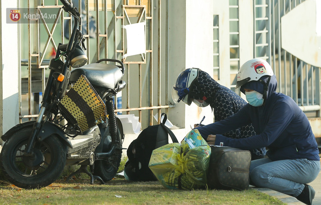 Hà Nội: Người dân ùn ùn chuyển đồ tiếp tế cho công nhân trong khu cách ly tại Công ty SEI - Ảnh 5.