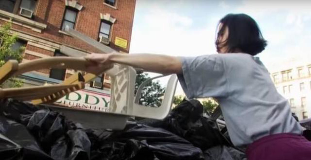 Hà tiện vô cực: Thu nhập 2,7 tỷ đồng/năm nhưng vẫn bới rác ăn, suốt 8 năm không dùng giấy vệ sinh, không mua quần áo mới để dành tiền mua nhà - Ảnh 5. Hà tiện vô cực: Thu nhập 2,7 tỷ đồng/năm nhưng vẫn bới rác ăn, suốt 8 năm không dùng giấy vệ sinh, không mua quần áo mới để dành tiền mua nhà - Ảnh 5.