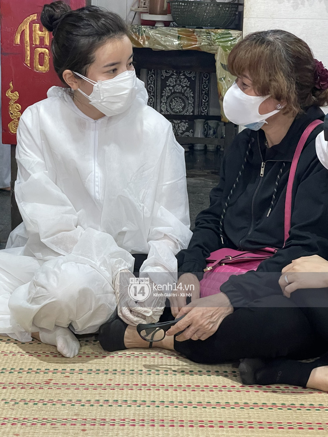 Tang lễ cố diễn viên Đức Long: Diễn ra trong vắng lặng, bố mẹ ngồi thất thần, Cao Thái Hà xúc động chia sẻ về người bạn quá cố - Ảnh 8. Tang lễ cố diễn viên Đức Long: Diễn ra trong vắng lặng, bố mẹ ngồi thất thần, Cao Thái Hà xúc động chia sẻ về người bạn quá cố - Ảnh 8.