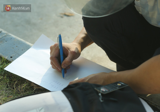 Hà Nội: Người dân ùn ùn chuyển đồ tiếp tế cho công nhân trong khu cách ly tại Công ty SEI - Ảnh 7.