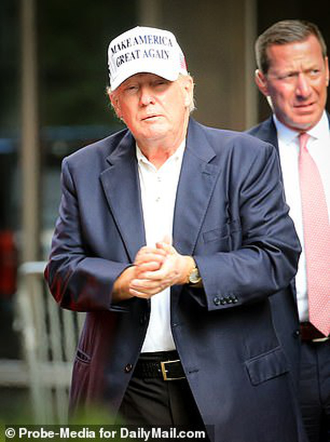 Cựu Đệ Nhất Phu nhân Mỹ Melania Trump xuất hiện chớp nhoáng tại Tháp Trump, đặc biệt gây thu hút với thần thái ở tuổi 51 dù ăn vận giản dị - Ảnh 9.