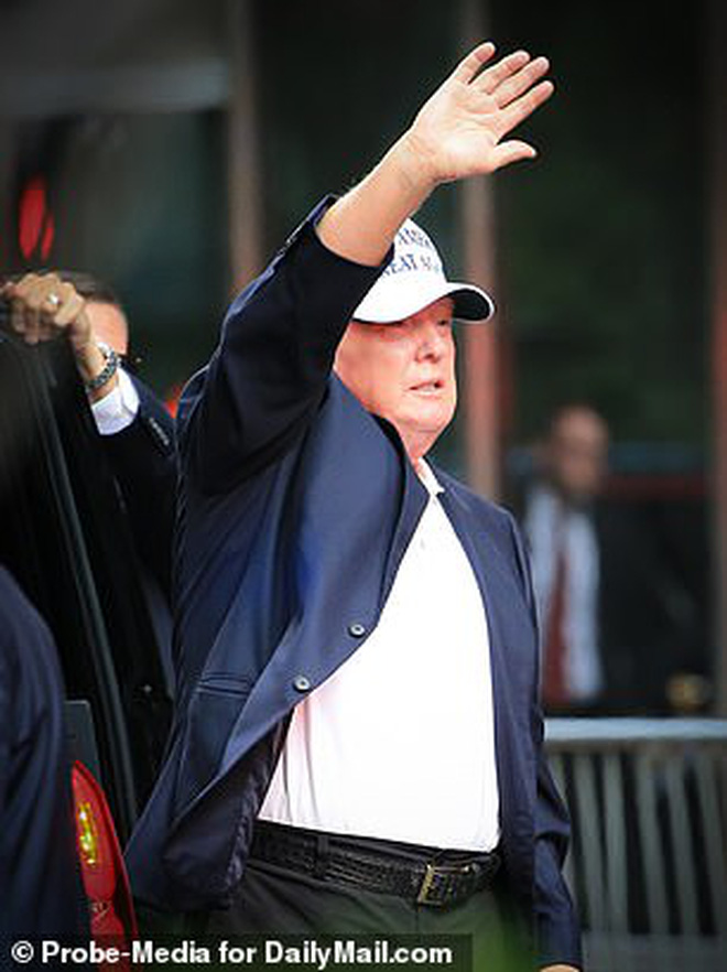 Cựu Đệ Nhất Phu nhân Mỹ Melania Trump xuất hiện chớp nhoáng tại Tháp Trump, đặc biệt gây thu hút với thần thái ở tuổi 51 dù ăn vận giản dị - Ảnh 10.