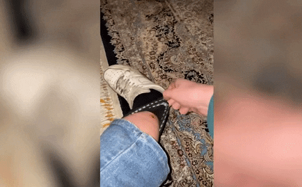 Thấy chân có cảm giác lạ, cô gái lật tất ra rồi giật bắn mình khi nhìn thấy 1 thứ bên trong