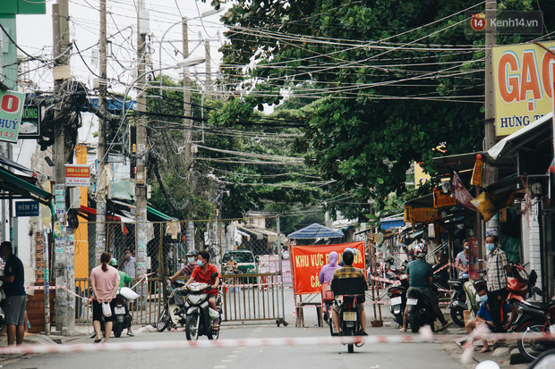 Ảnh: Xe tải nối đuôi nhau chở hàng vào trung tâm Sài Gòn trước giờ cách ly xã hội theo Chỉ thị 16 - Ảnh 1.