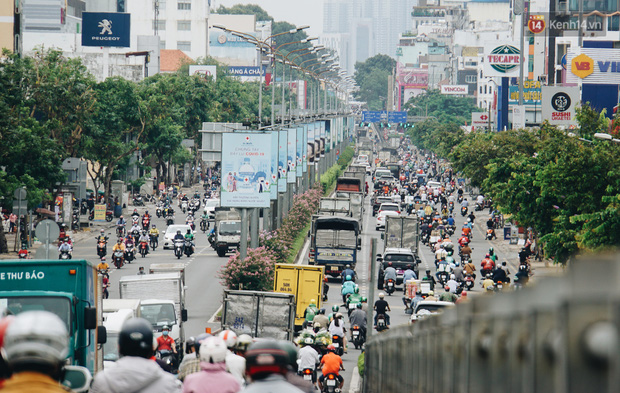 Ảnh: Xe tải nối đuôi nhau chở hàng vào trung tâm Sài Gòn trước giờ cách ly xã hội theo Chỉ thị 16 - Ảnh 2.