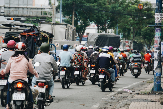 Ảnh: Xe tải nối đuôi nhau chở hàng vào trung tâm Sài Gòn trước giờ cách ly xã hội theo Chỉ thị 16 - Ảnh 11.