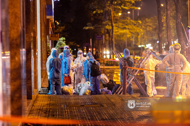 Chùm ảnh: Đoàn xe chở bệnh nhân Covid-19 nối đuôi nhau đến Bệnh viện dã chiến ở Sài Gòn trong cơn mưa đêm - Ảnh 14.