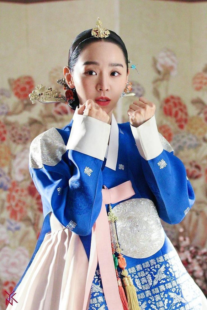 Đọ sắc mỹ nhân Hoa - Hàn đóng cùng vai diễn: Cúc Tịnh Y lép vế trước nữ hoàng dao kéo, Shin Hye Sun không sexy bằng bản gốc - Ảnh 16.