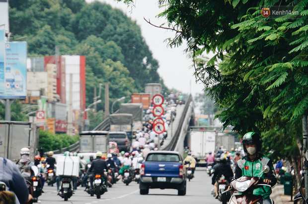 Ảnh: Xe tải nối đuôi nhau chở hàng vào trung tâm Sài Gòn trước giờ cách ly xã hội theo Chỉ thị 16 - Ảnh 4.
